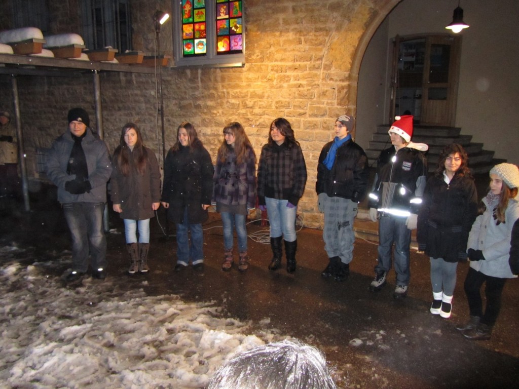 Schulchor und Adventsfenster